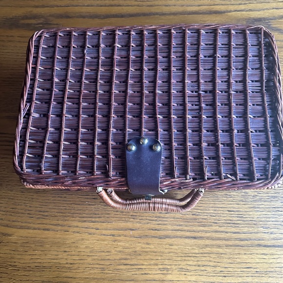 Vintage Wicker Woven Picnic Basket with Leather Strap - Picture 2 of 7